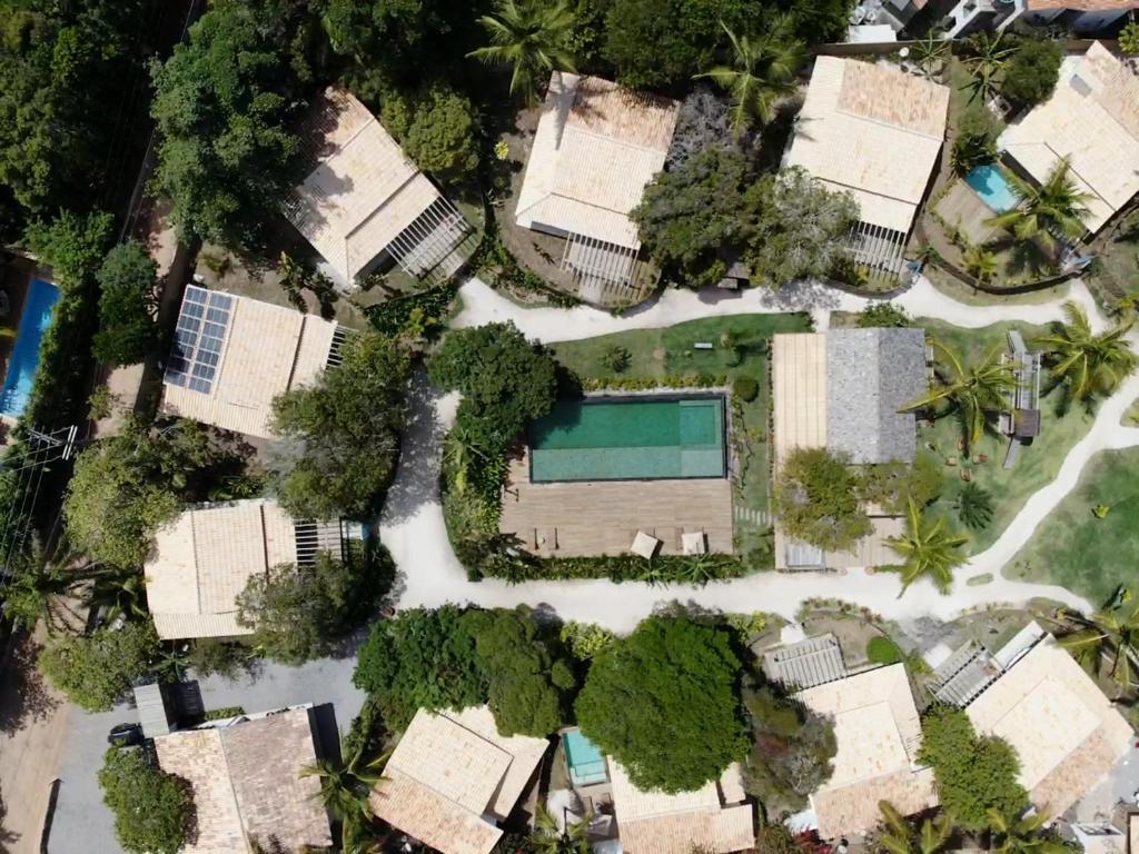 uma vista aérea de uma casa com piscina em Villa dos Nativos Boutique Hotel em Trancoso