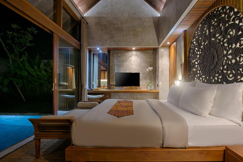 Cama ou camas em um quarto em Taman Dharmawangsa Suites