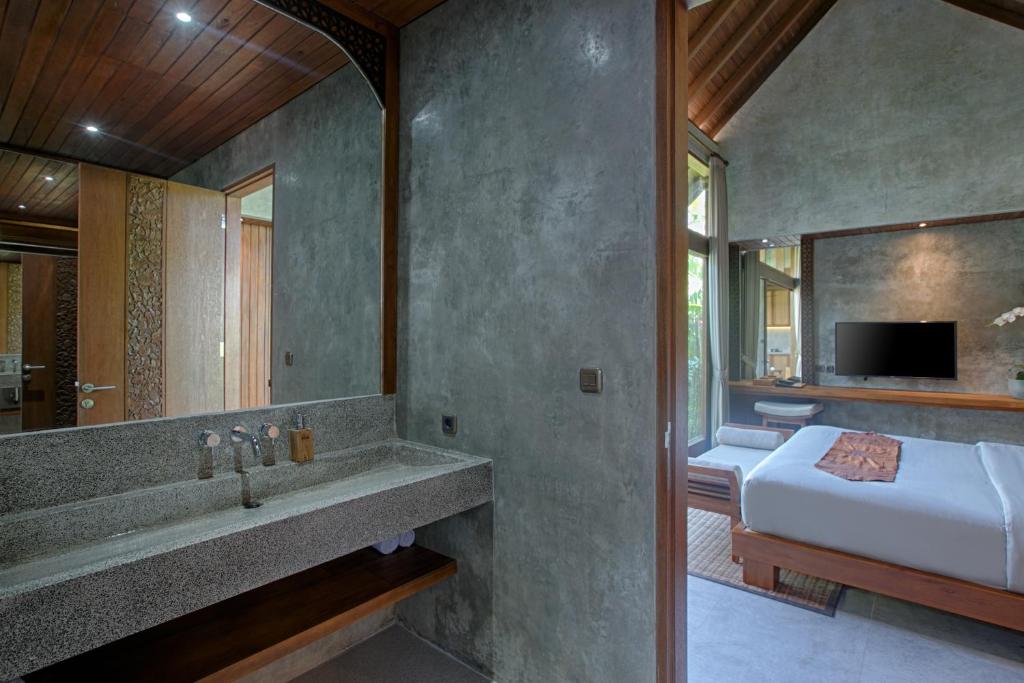 Cama ou camas em um quarto em Taman Dharmawangsa Suites