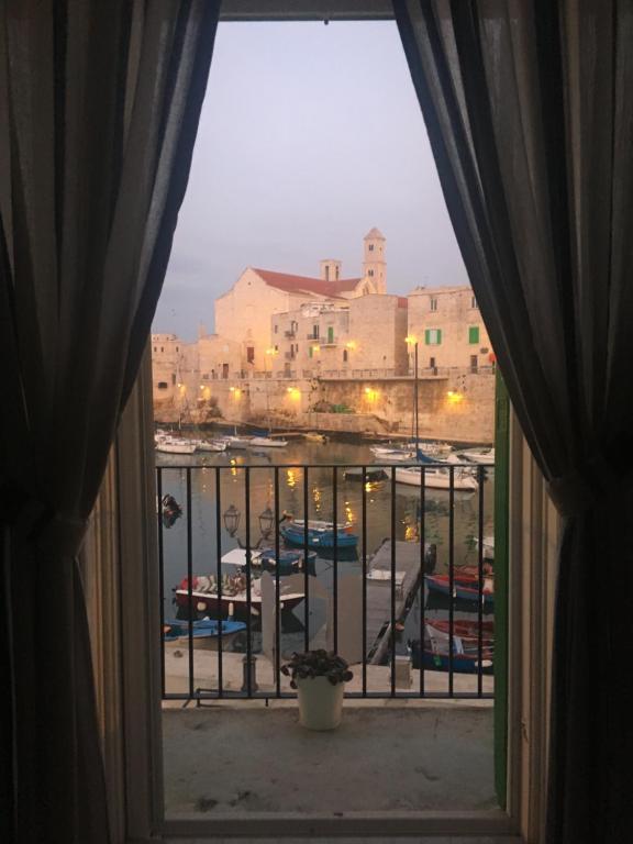 une fenêtre ouverte avec vue sur le port dans l'établissement Casa al porto, à Giovinazzo