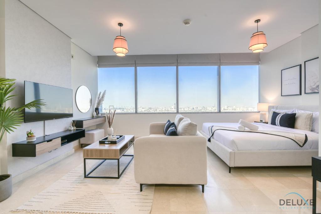 Posezení v ubytování Opulent Studio at Sky Gardens DIFC by Deluxe Holiday Homes