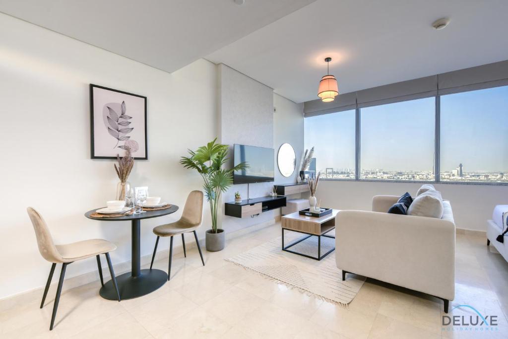 Posezení v ubytování Opulent Studio at Sky Gardens DIFC by Deluxe Holiday Homes