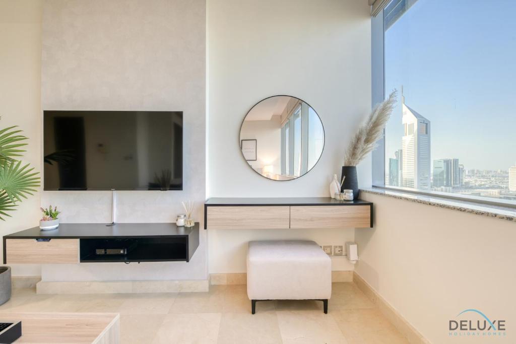 TV a/nebo společenská místnost v ubytování Opulent Studio at Sky Gardens DIFC by Deluxe Holiday Homes