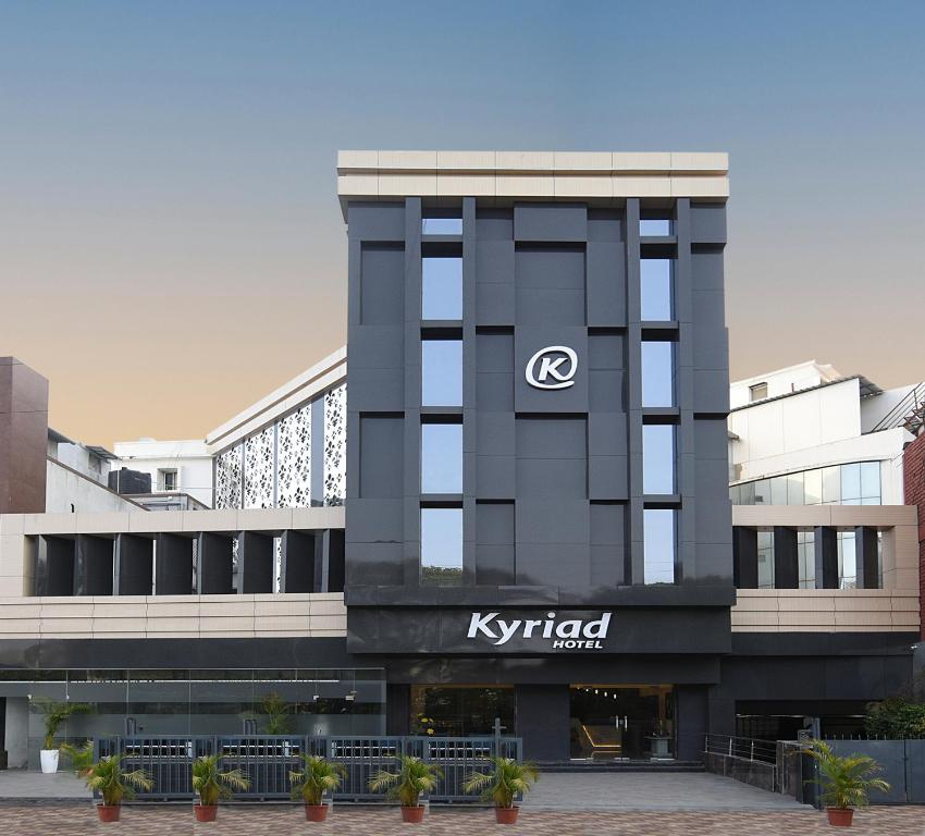 un bâtiment avec un panneau kryptici sur son côté dans l'établissement Kyriad Hotel Pimpri, à Pune