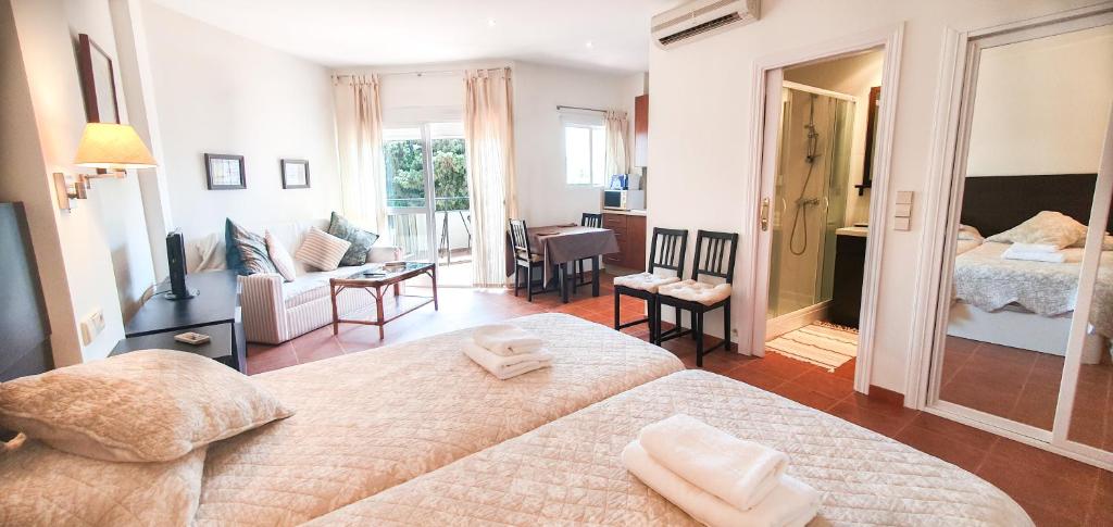 1 dormitorio con 1 cama y sala de estar en Skol 329 – Spacious Beachfront Studio with Sea Views, en Marbella