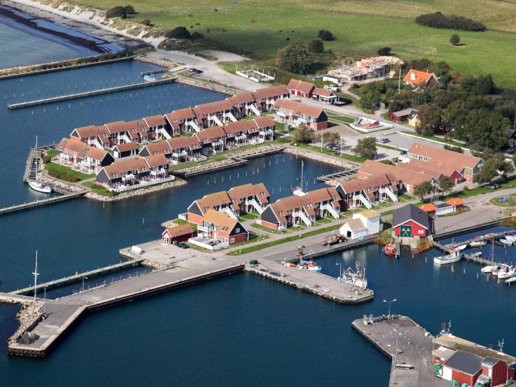 een luchtzicht op een jachthaven met huizen en een dok bij 4 person holiday home on a holiday park in Borre in Borre