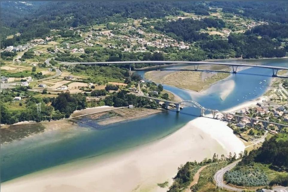 eine Luftansicht einer Brücke über einen Wasserkörper in der Unterkunft Apartamento Vistas Pedrido in Paderne