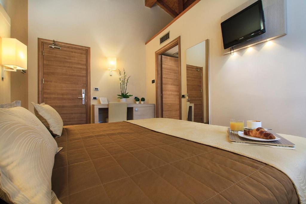 NervianoにあるAntica Locanda Del Villoresiのベッドルーム1室(ベッド1台、食器一皿付)