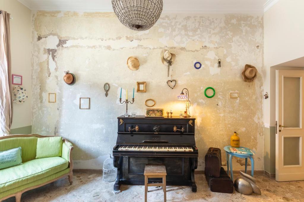 ローマにあるIl sogno di Amelieのリビングルーム(ピアノ、緑のソファ付)