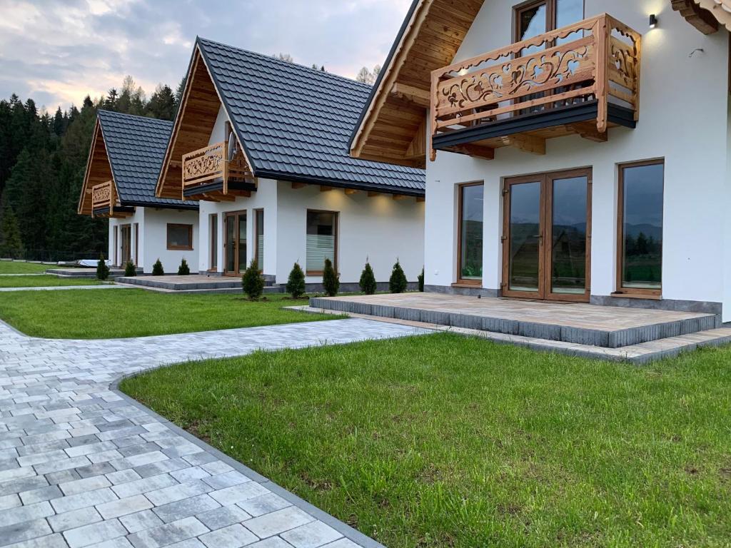 a house with a stone walkway in front of it at DOBRE MIEJSCE in Niedzica