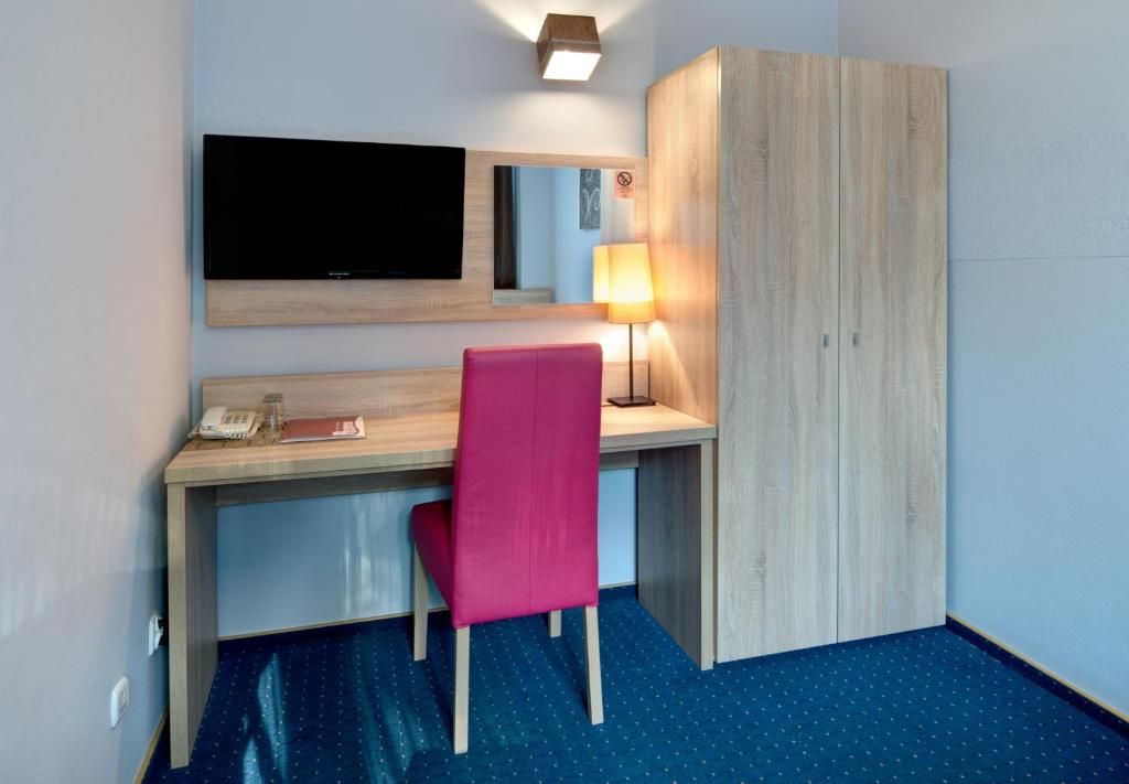 Televízia a/alebo spoločenská miestnosť v ubytovaní Hotel Petrus