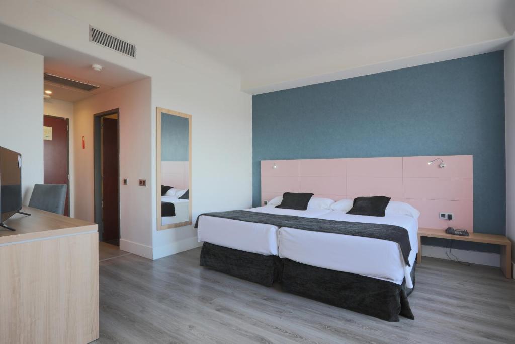 Postel nebo postele na pokoji v ubytování Hotel Chamartin The One