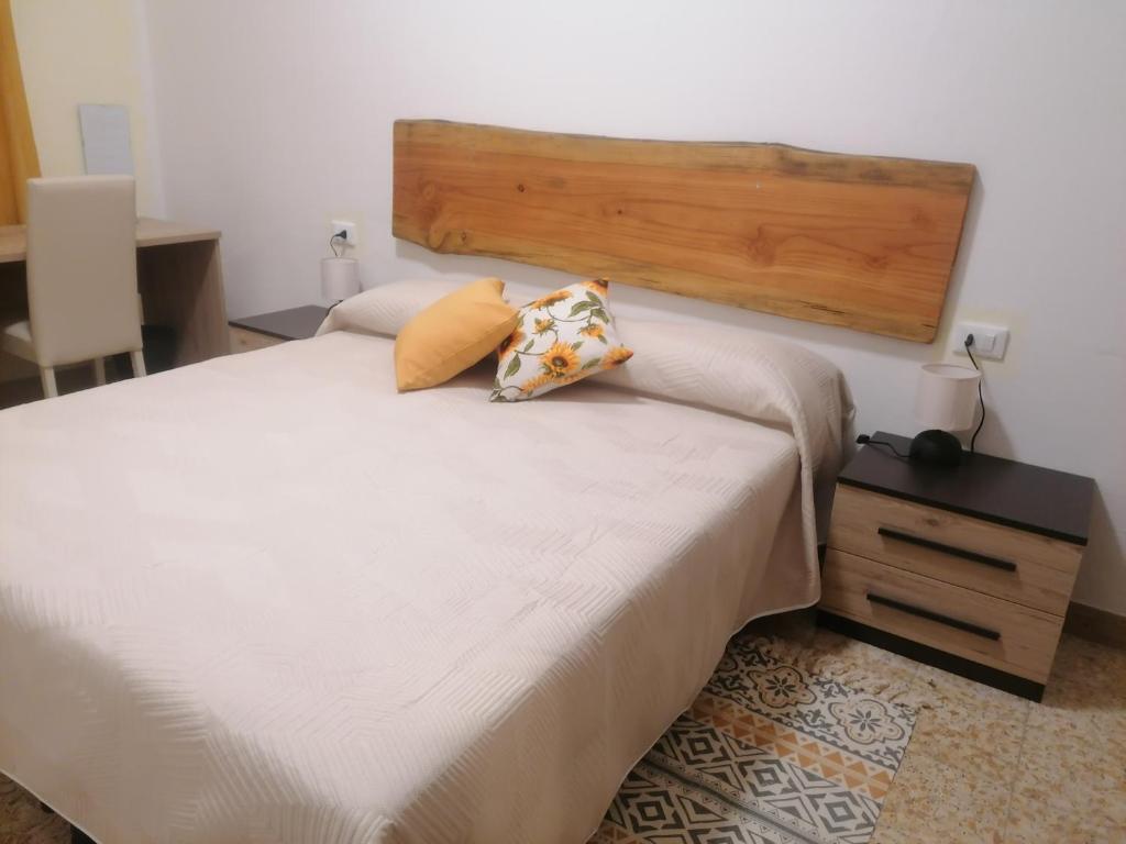 łóżko z dwiema poduszkami w sypialni w obiekcie Agriturismo Poggio alla Luna w mieście Gerfalco