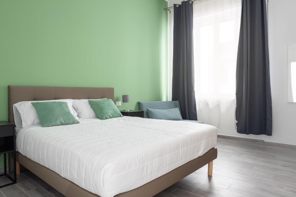 sypialnia z dużym łóżkiem i oknem w obiekcie Le Cinque Stanze Palermo Room&Breakfast w mieście Palermo