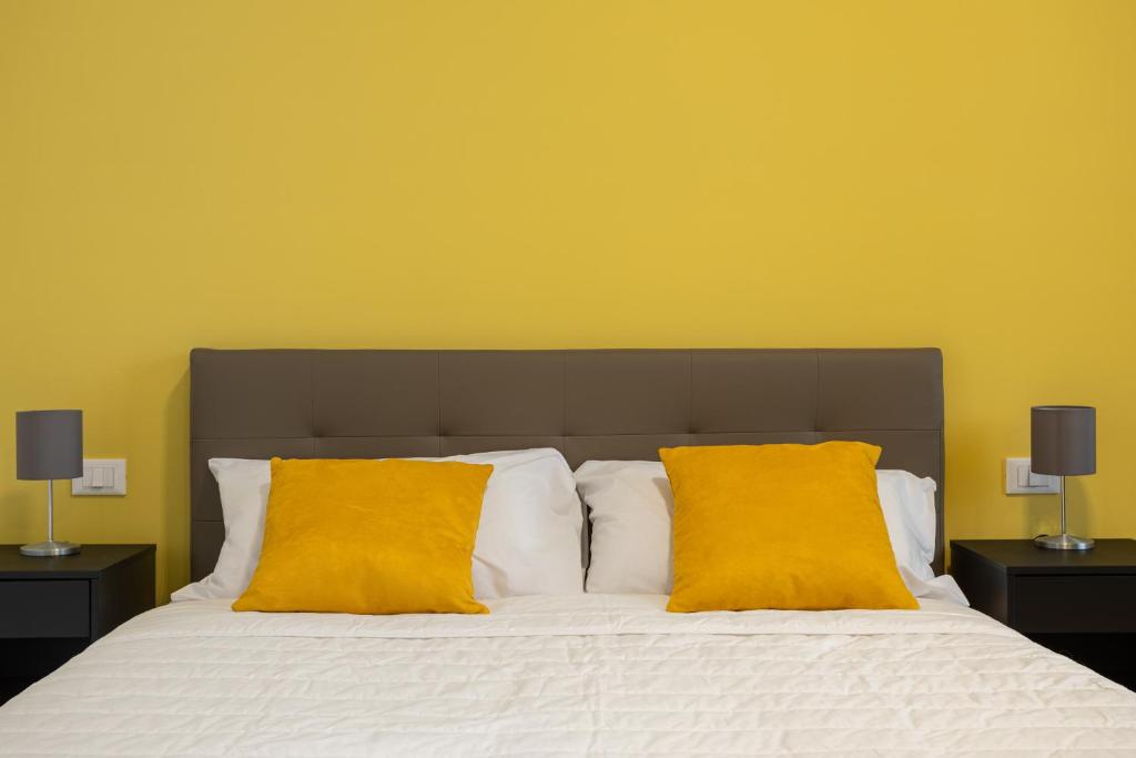 Łóżko lub łóżka w pokoju w obiekcie Le Cinque Stanze Palermo Room&Breakfast