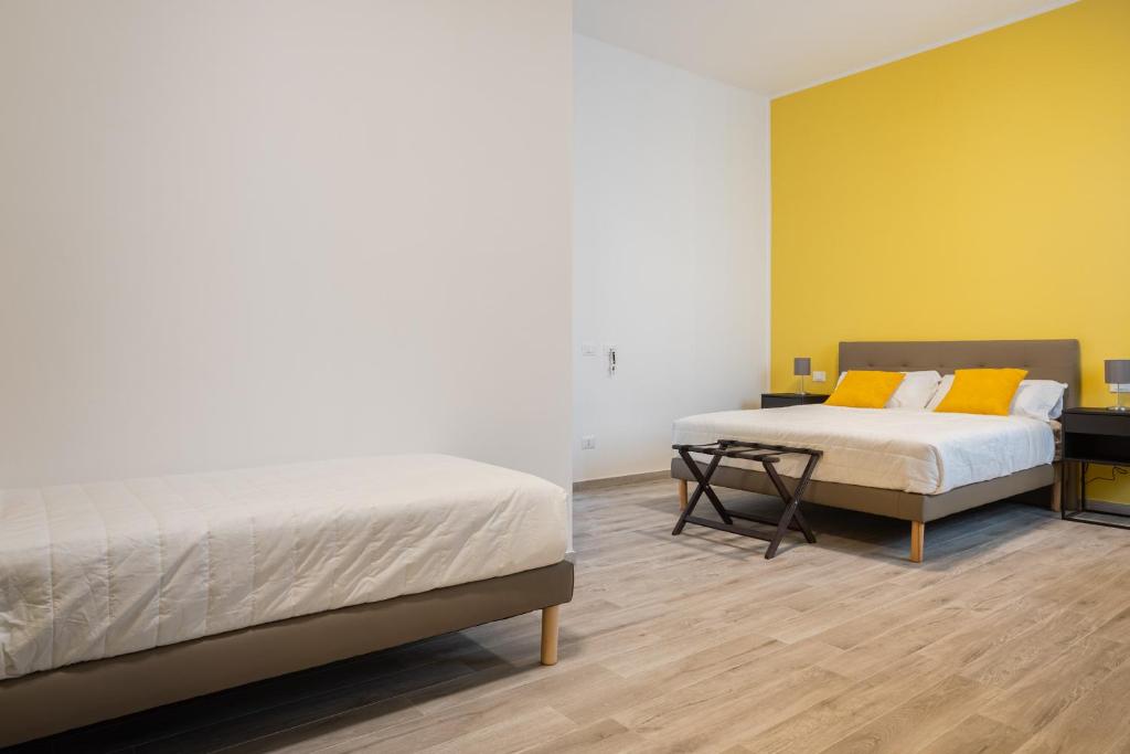 Łóżko lub łóżka w pokoju w obiekcie Le Cinque Stanze Palermo Room&Breakfast