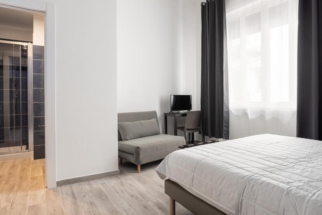 Łóżko lub łóżka w pokoju w obiekcie Le Cinque Stanze Palermo Room&Breakfast