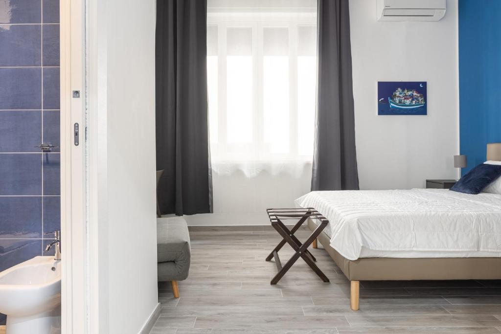 Łóżko lub łóżka w pokoju w obiekcie Le Cinque Stanze Palermo Room&Breakfast