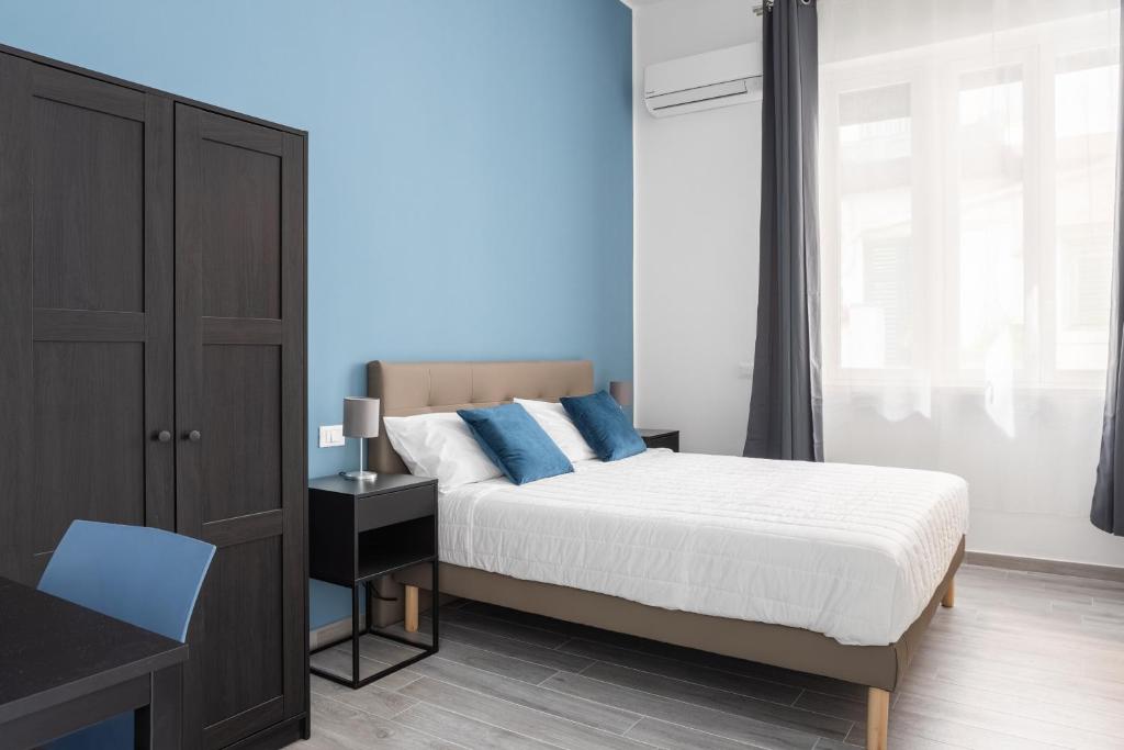 Łóżko lub łóżka w pokoju w obiekcie Le Cinque Stanze Palermo Room&Breakfast