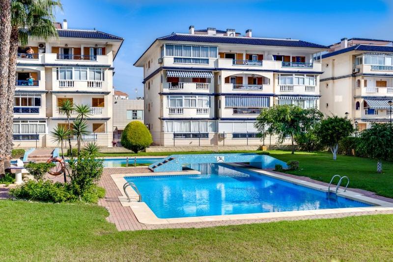 Bazén v ubytování Apartamento cerca de la playa La Mata nebo v jeho okolí