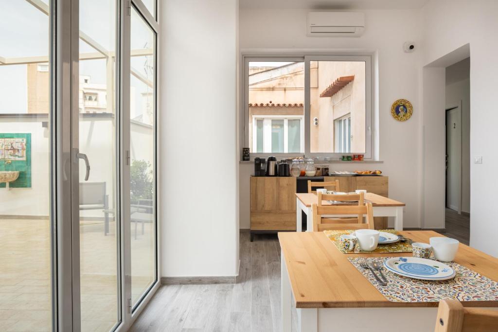 Kuchnia lub aneks kuchenny w obiekcie Le Cinque Stanze Palermo Room&Breakfast