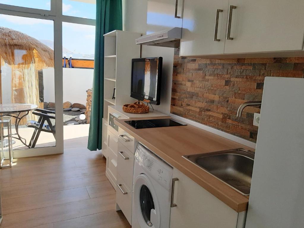 A kitchen or kitchenette at Las vistas
