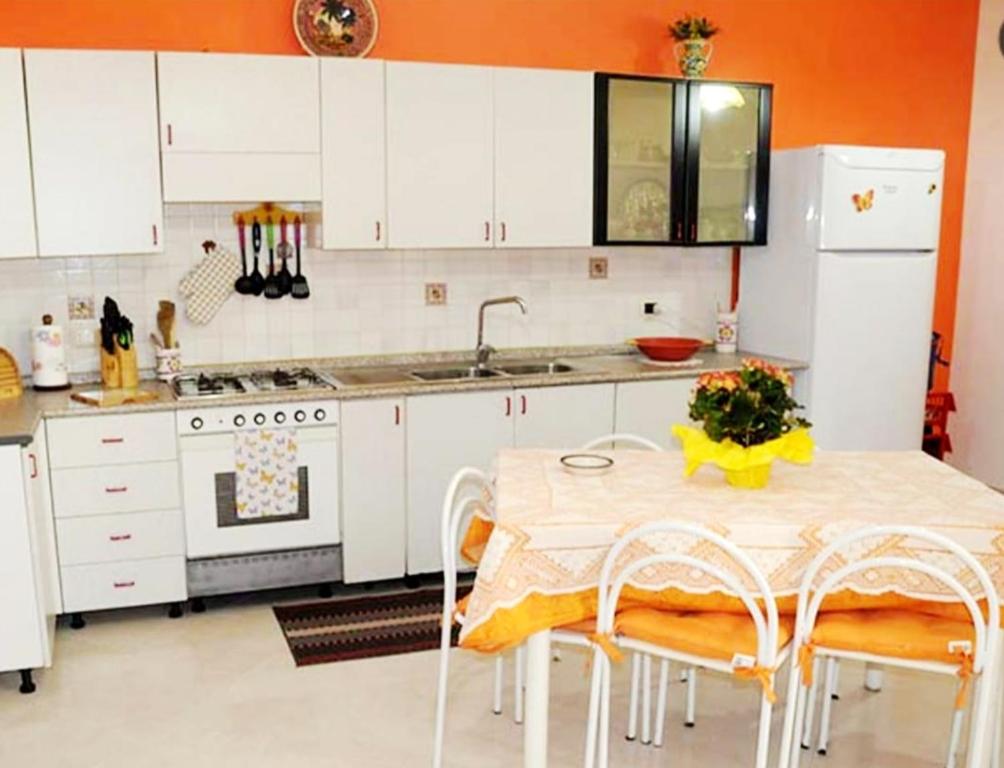 Kuchyňa alebo kuchynka v ubytovaní 2 bedrooms appartement with furnished balcony and wifi at San Vito Lo Capo