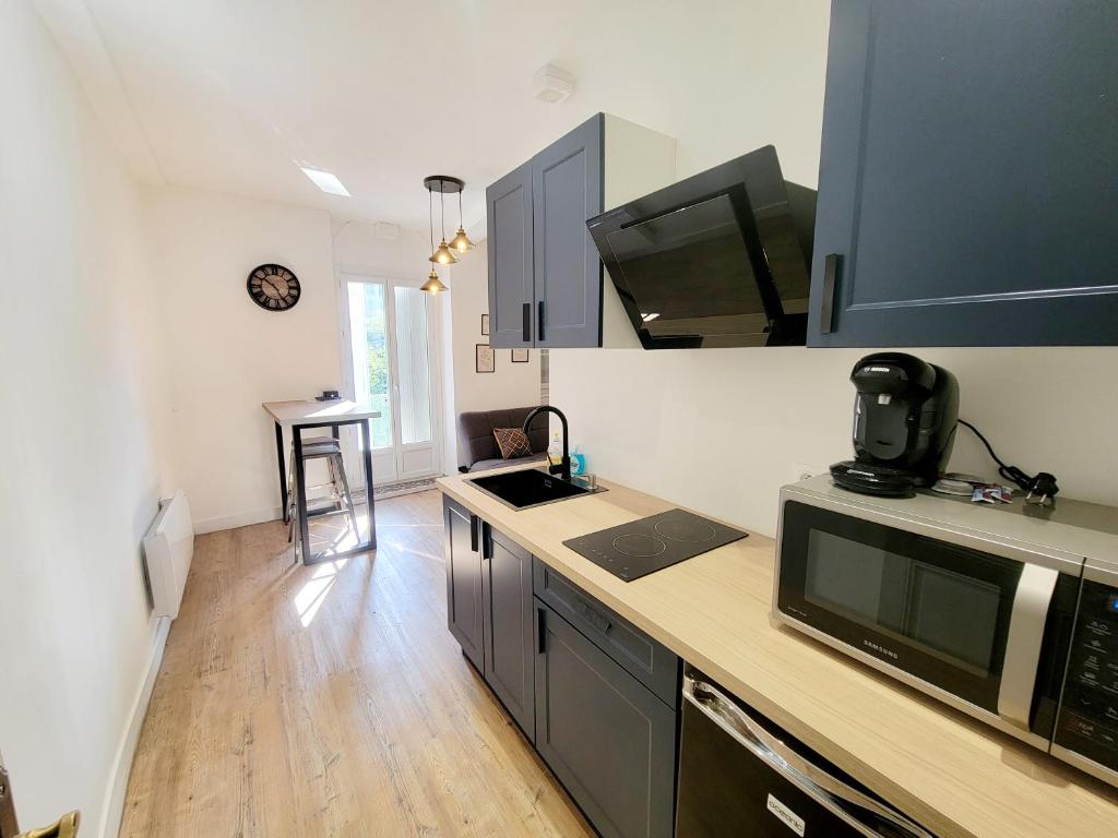 Kuchyň nebo kuchyňský kout v ubytování Joli Appartement avec balcon clim
