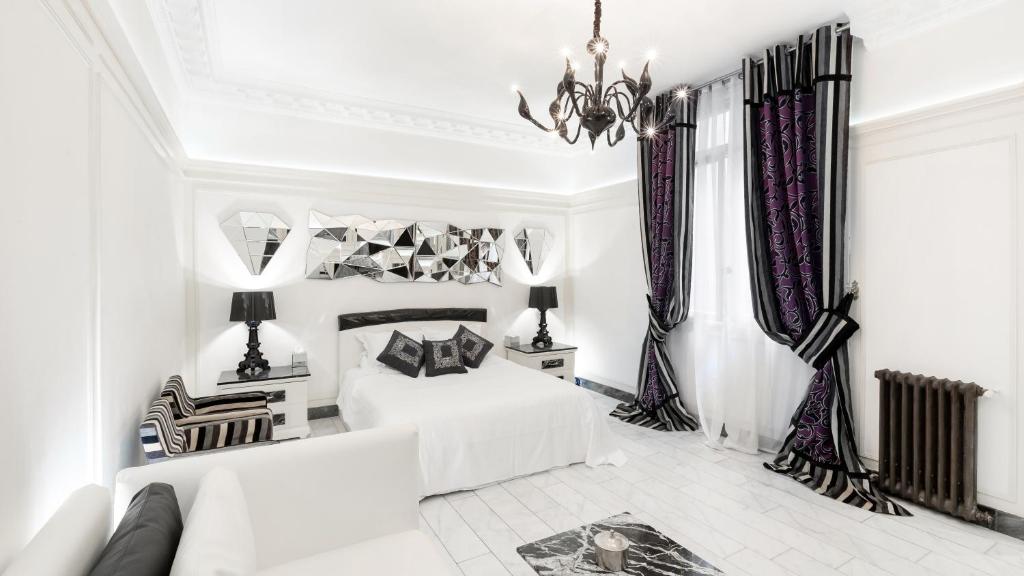 Ένα ή περισσότερα κρεβάτια σε δωμάτιο στο Famous Champs Elysées