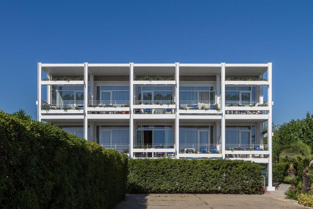 un edificio de apartamentos con balcones en un lateral en Hotel La Conchiglia, en Fregene