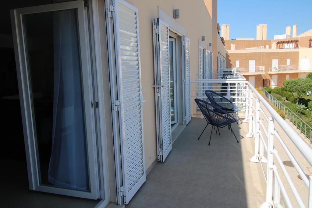 Cabanas Garden - Stunning 2 bedroom apartment - Communal Pool - 2 minuts walking to the river