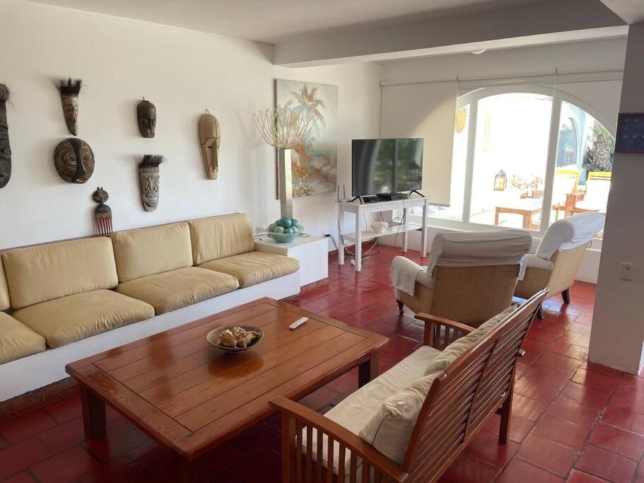 帕拉卡斯的住宿－Beachfront, 4BR, entire house in Paracas，客厅配有沙发和桌子