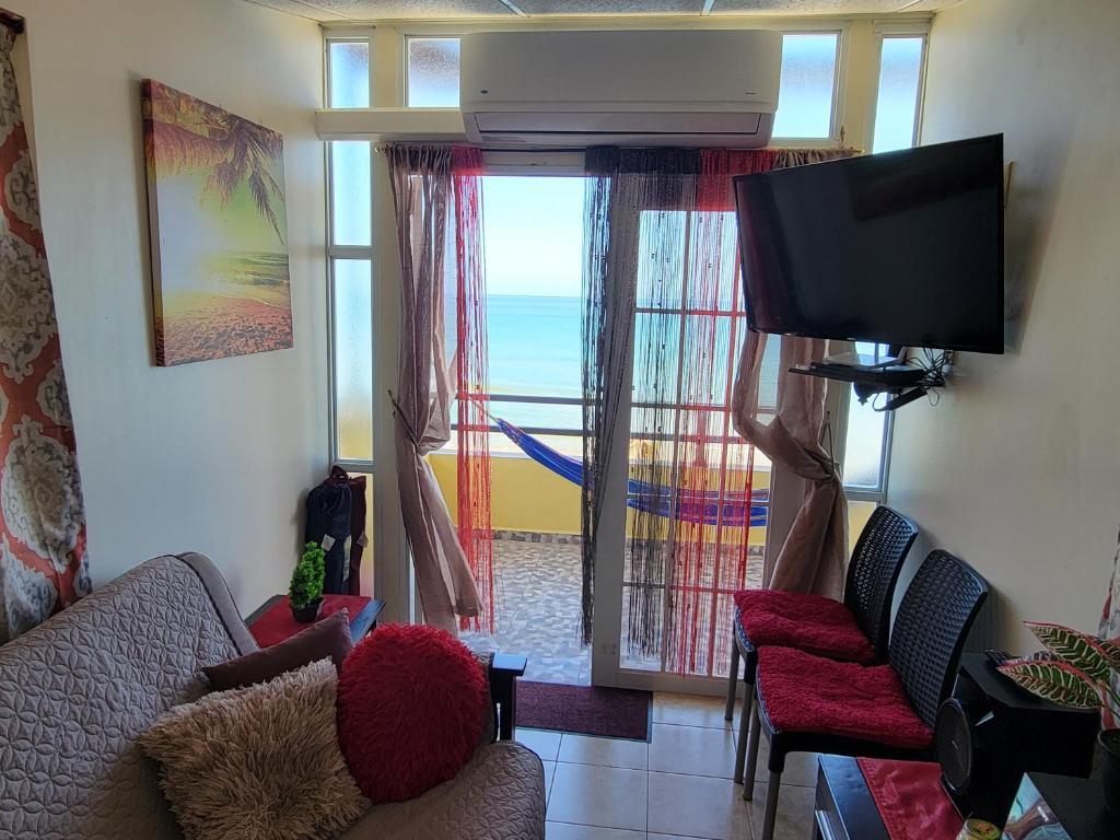 TV a/nebo společenská místnost v ubytování Yaeliz Front Beach