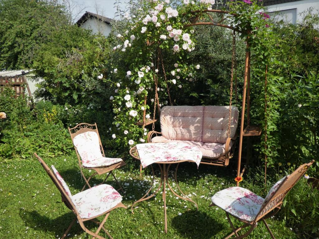 a group of chairs and a swing in a yard at Ferienwohnung Hofmann in Bad Kreuznach