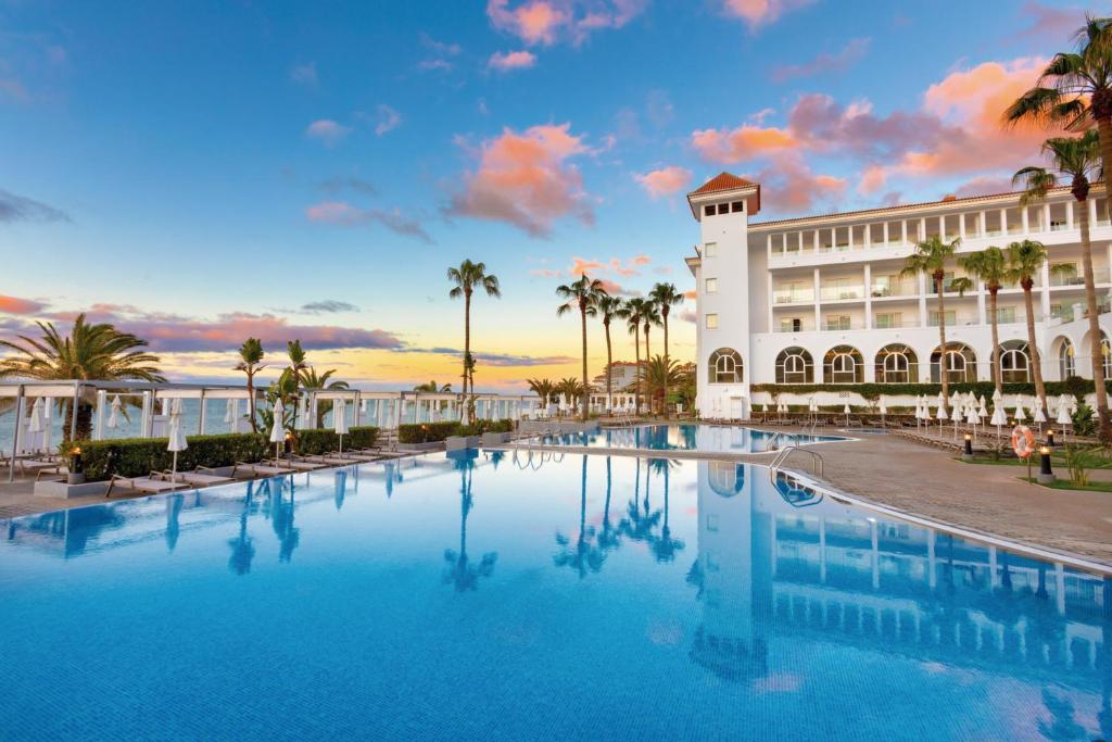 Bazén v ubytování Hotel Riu Madeira - All Inclusive nebo v jeho okolí