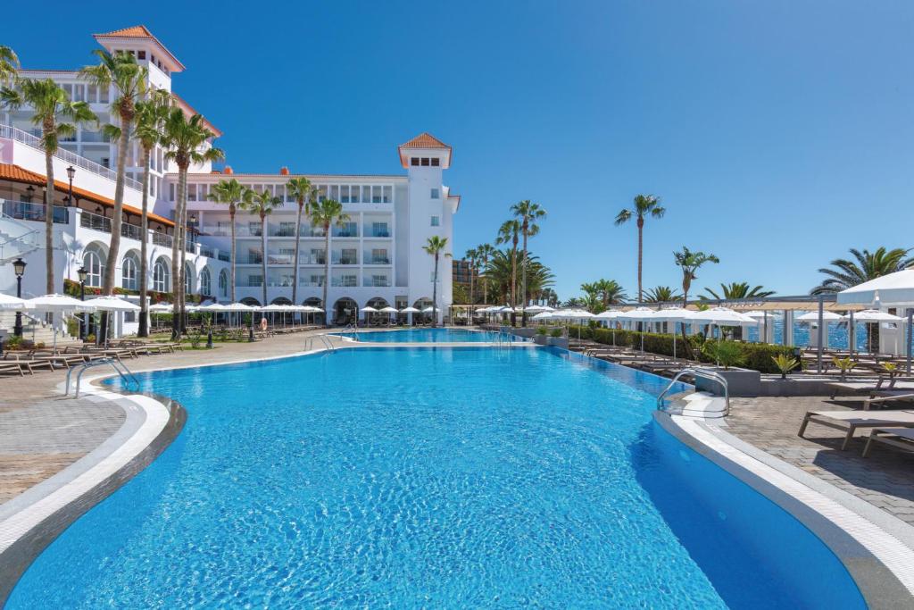 Bazén v ubytování Hotel Riu Madeira - All Inclusive nebo v jeho okolí