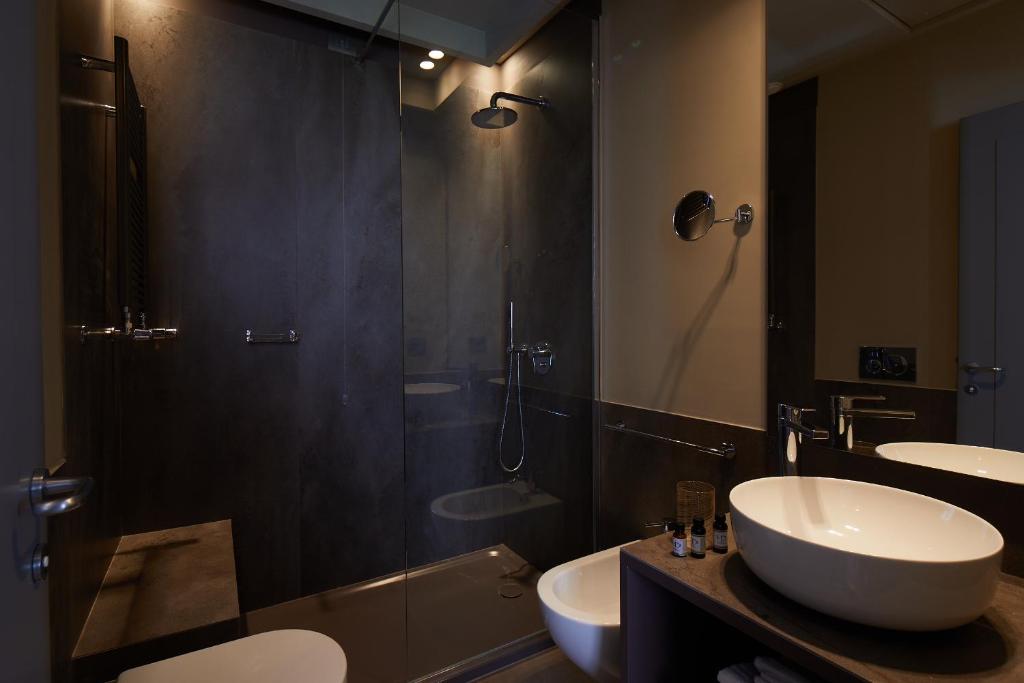 a bathroom with two sinks and a shower at Hotel Dei Dragomanni in Venice
