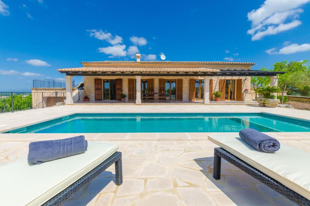 eine Villa mit einem Pool und einem Haus in der Unterkunft Son Roca in Montuïri