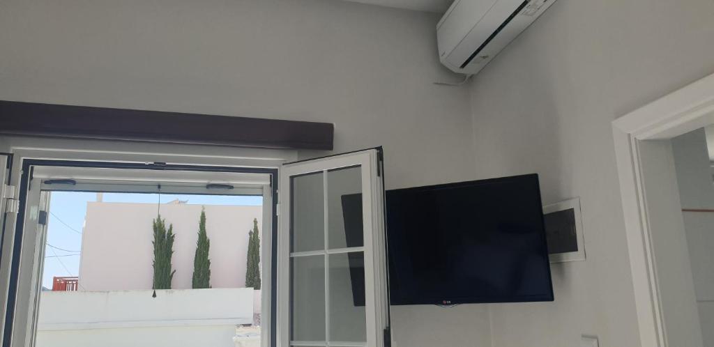 TV a/nebo společenská místnost v ubytování JET, luxury appartment 20m from the beach
