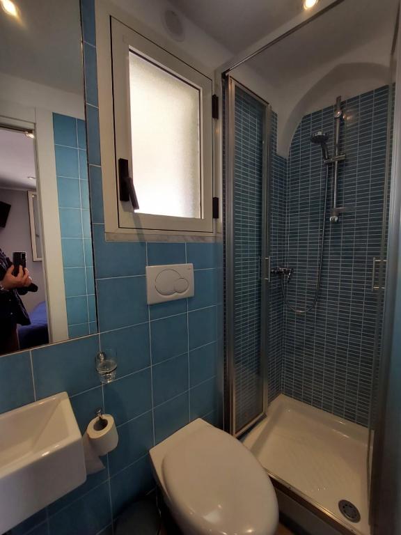 Kúpeľňa v ubytovaní La stanza sul Porto di Amalfi camera piccina piccina con bagno privato e terrazzino vista mare