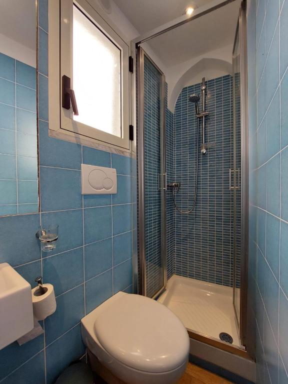 Kúpeľňa v ubytovaní La stanza sul Porto di Amalfi camera piccina piccina con bagno privato e terrazzino vista mare