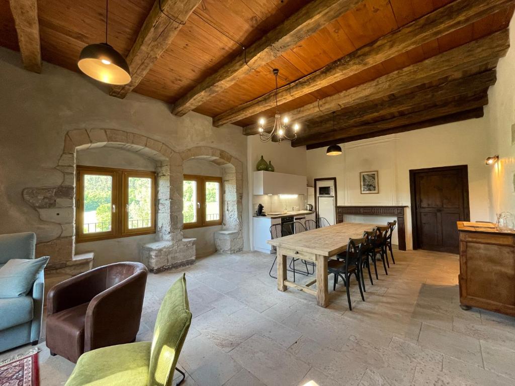 eine Küche und ein Esszimmer mit einem Tisch und Stühlen in der Unterkunft Chateau de Latour sur Sorgue in Latour