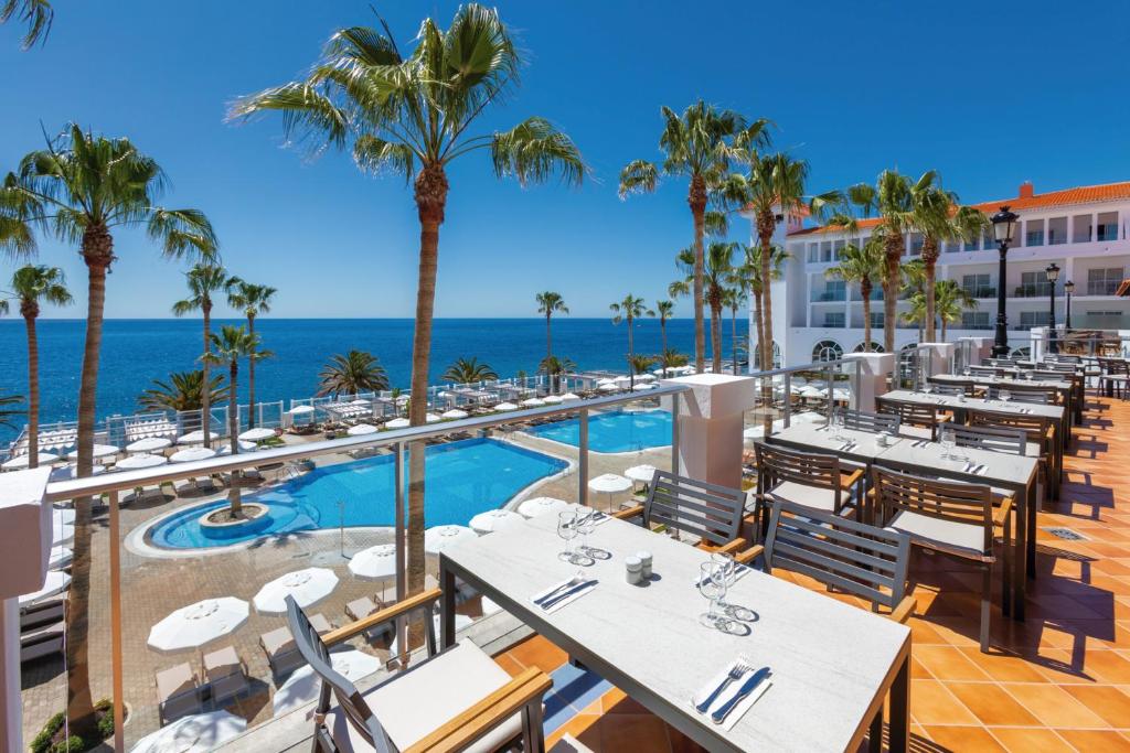 Bazén v ubytování Hotel Riu Madeira - All Inclusive nebo v jeho okolí