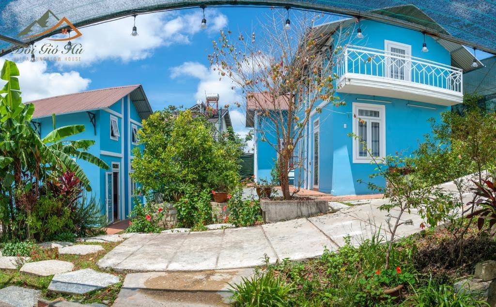 una casa blu con balcone bianco di Moonlight Homestay a Da Lat