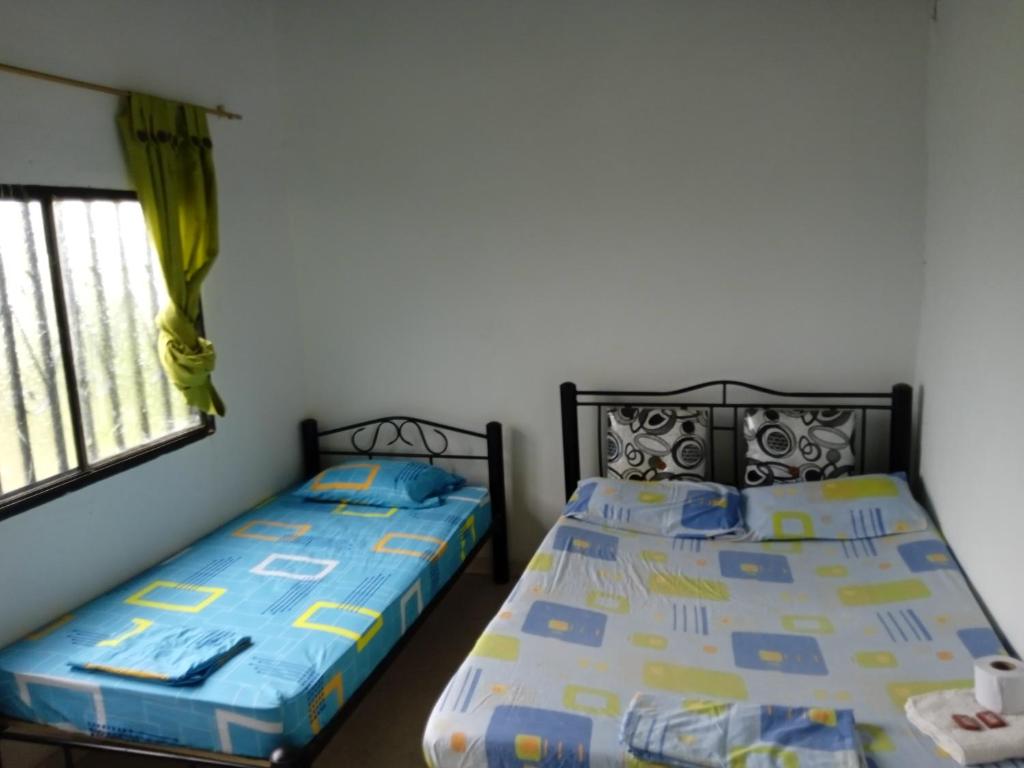 1 Schlafzimmer mit 2 Betten und einem Fenster in der Unterkunft Posada la tranquilidad in Villavieja