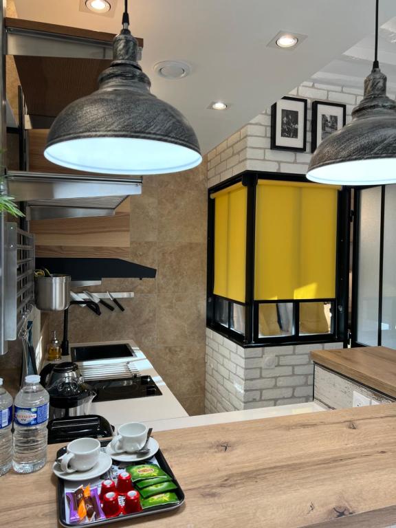 Kuchyňa alebo kuchynka v ubytovaní Au Passage des Marais - City Centre