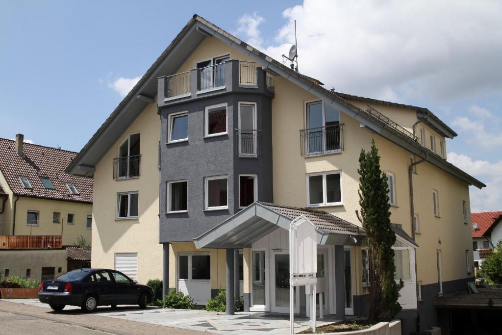 una casa con un coche aparcado delante de ella en Hotel Pension Kaempfelbach, en Königsbach-Stein