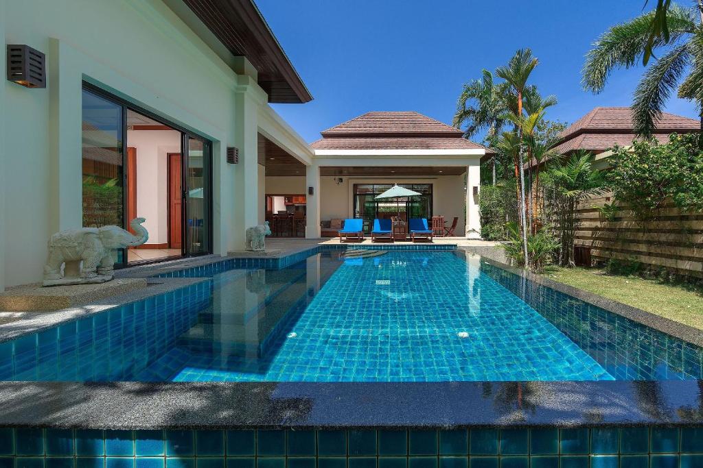 - une piscine dans l'arrière-cour d'une villa dans l'établissement Villa Hoata| Luxury 2BR villa in the Baan Bua Estate | Nai Harn beach, à Nai Harn Beach