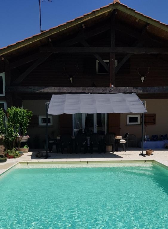 Bazén v ubytování Chalet du moulin nebo v jeho okolí