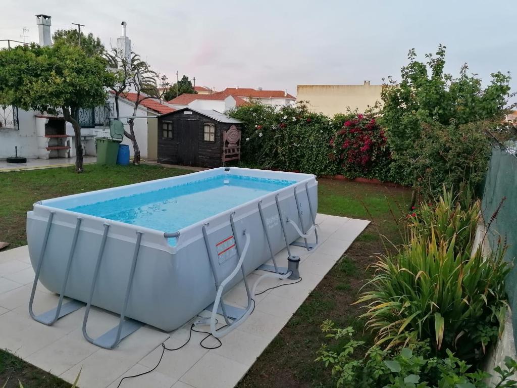 een groot zwembad in de achtertuin van een huis bij Casa d'Avo - Cascais-Estoril in São Domingos de Rana